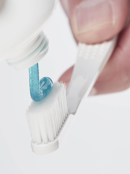 bluem surgical toothbrush_sfeer2